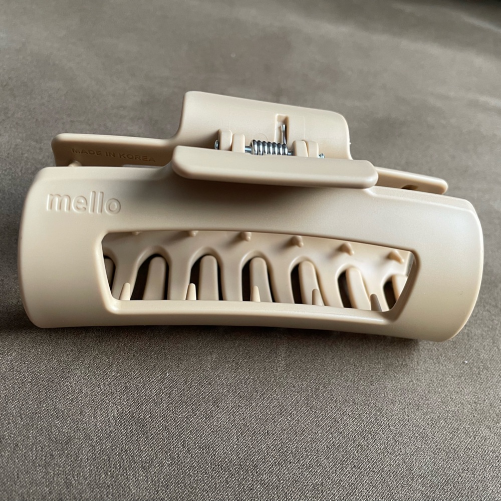 NWT Mello Cloud Clip Retail $27 Color - Latte